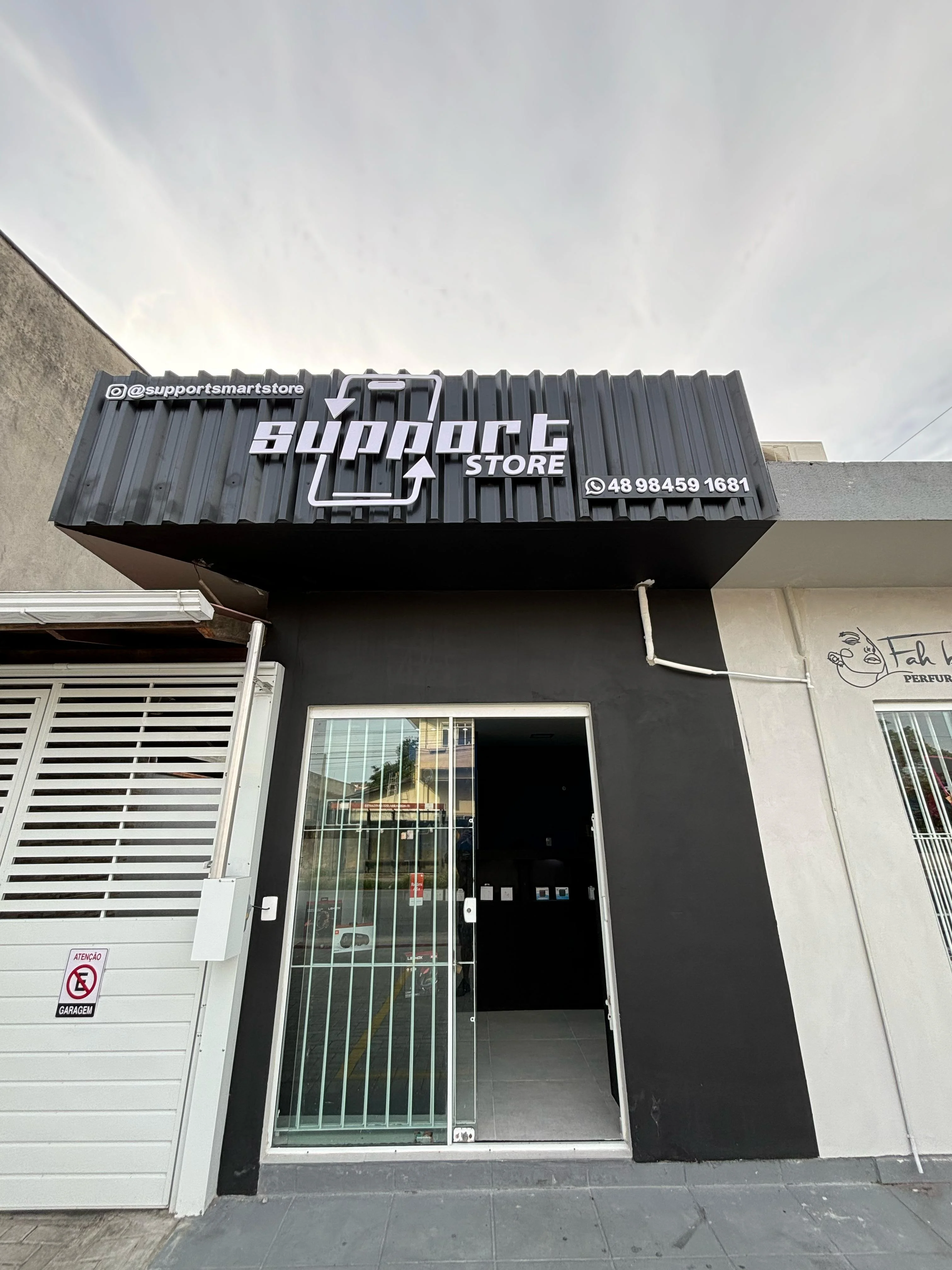 Recepção e atendimento ao cliente da Support Store em Serraria, São José